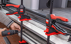 Die innovative Einhandzwinge - drehbar um 360°!