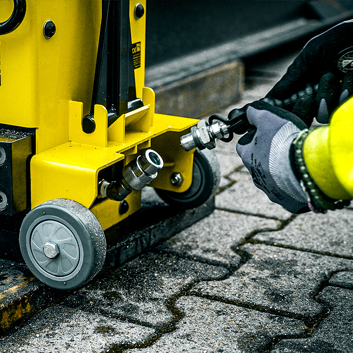 hydraulischer Maschinenheber im Arbeitseinsatz