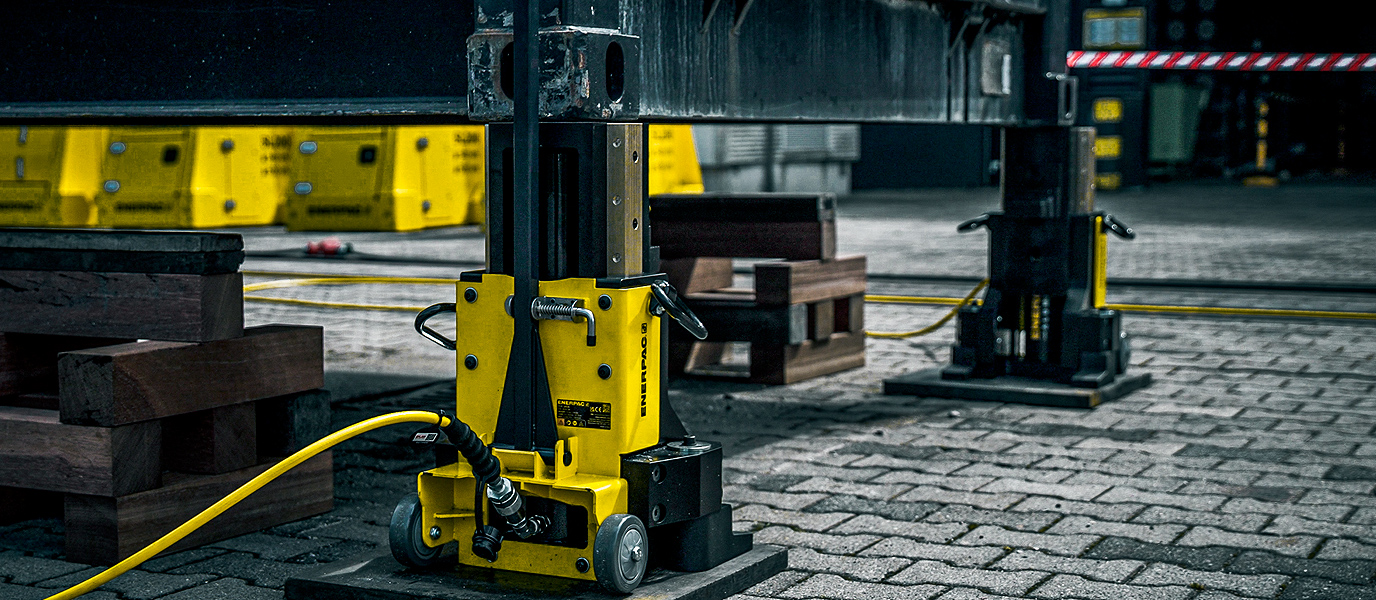 hydraulischer Maschinenheber TJP im Arbeitseinsatz