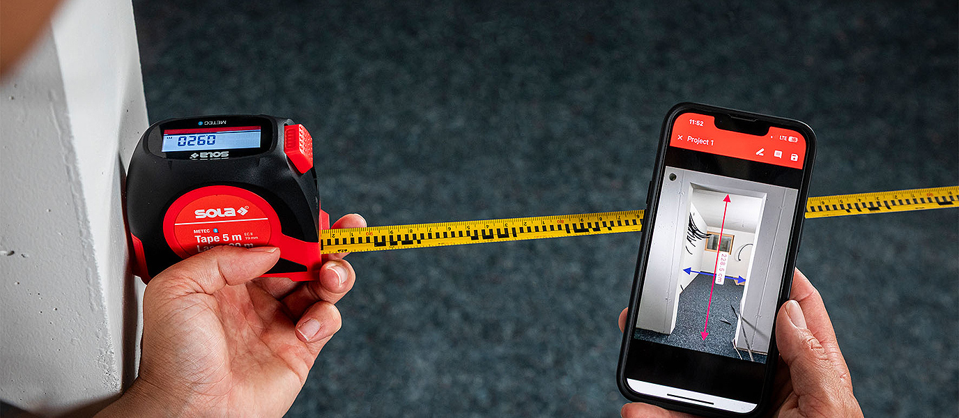 Digitales Rollmaßband mit Laser-Entfernungsmesser in der Anwendnung