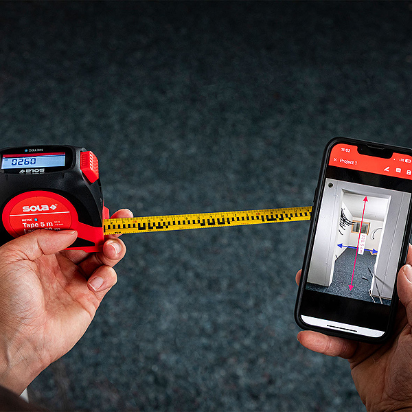 Digitales Rollmaßband mit Laser-Entfernungsmesser in der Anwendung