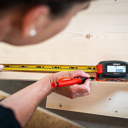 Digitales Rollmaßband mit Laser-Entfernungsmesser in der Praxis